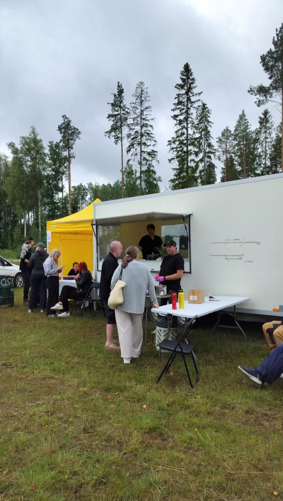 Purmojärven kyläyhdistys oli festareilla myymässä makkaraa, kahvia ja vohveleita