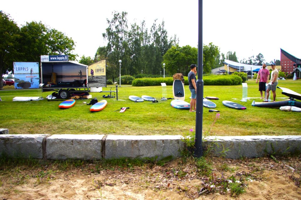 Crater Surfersin yhteistyökumppani Leijakoulu Lappis oli saapunut esittelemään välineistöään, joita sai myös testata ilmaiseksi.