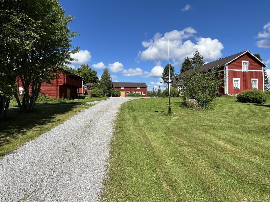 Puustellin pihapiiri houkuttelee tutustumaan paikkaan tarkemmin.