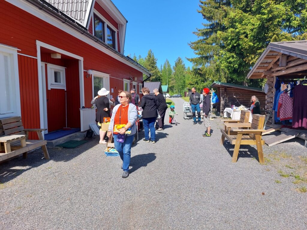 Jorma ja Anneli Pessinen olivat pihakirppistapahtuman alkuunpanijat nelisen vuotta sitten ja tarjoavat tälläkin kertaa myyntiin monenlaista vanhaa tavaraa. Kuvateksti 2: ”Hinnan pitää olla kohallaan”, tuumaavat järjestäjät kyselyihin siitä, mikä vetää väkeä pihakirppiksille. Sää on tärkeä tekijä, samoin mielenkiintoinen ja laadukas tavaratarjonta.