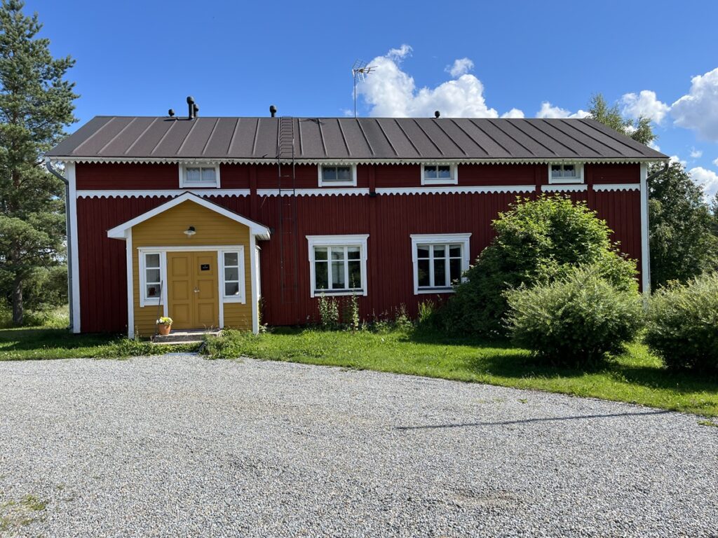 Komea päärakennus on perheen yksityiskäytössä