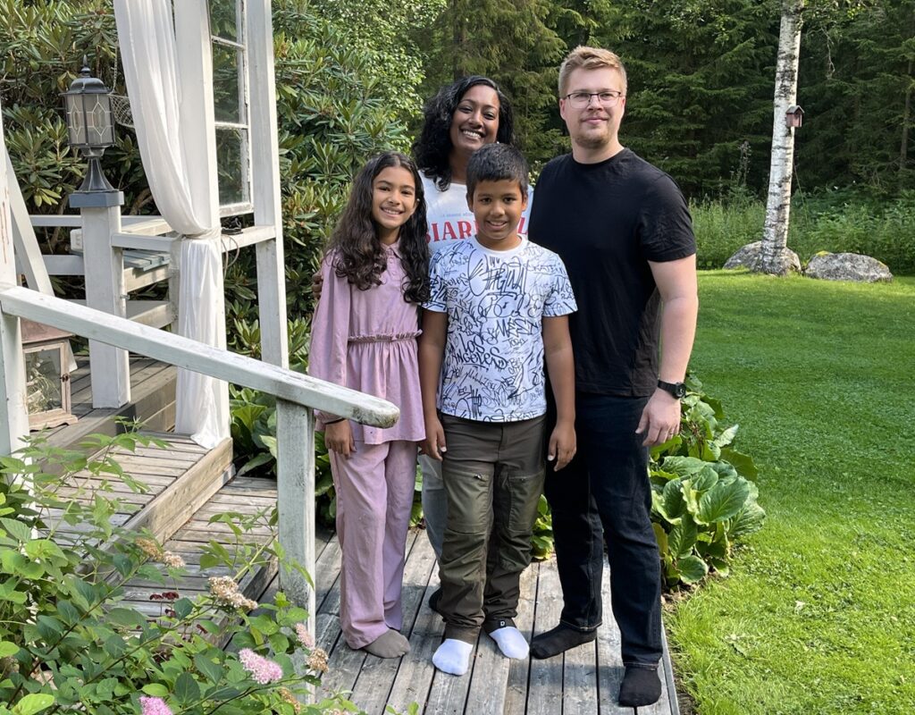 Juho ja Keshia Joensuu asuvat Sri Lankassa lastensa Arielan (10) ja Micahin (9) kanssa. Perheen elämä yhdistää Suomen ja Sri Lankan kulttuureita, mutta usko Jeesukseen antaa yhteisen perustan.