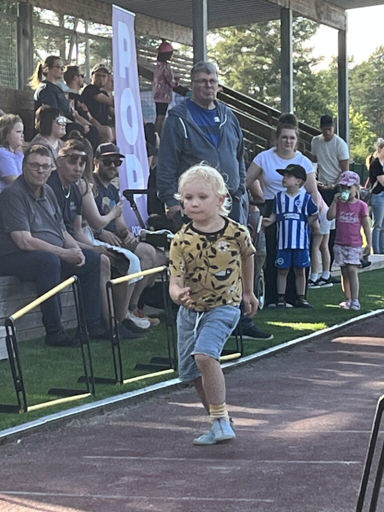 Juoksu kiihtyy lankulle tultaessa.
