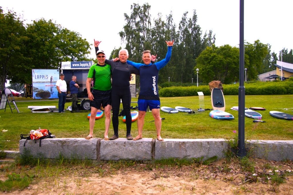 Etelä-Pohjanmaan ensimmäisen SUP-lautakilpailun kärkikolmikko: keskellä voittaja Timo Hytönen, toisena Pertti Antila (vas.) ja kolmanneksi sijoittui Jani Aho.