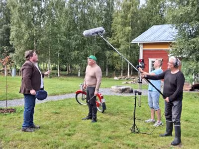 Muistoseurat 4:n kuvaukset käynnissä. Kameran edessä Joonas Autio (vas.), Antti Kurvinen, Pekka Pohjoispää kameran kanssa ja mikrofonin varressa Jarmo Kumpula. Kuvat: Jarmo Vainionpää.