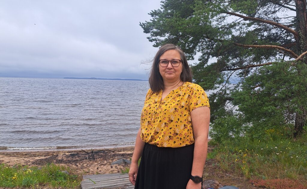 Hanna Leväniemi kertoo lomalla tekevänsä pihatöitä, keräävänsä sieniä ja lueskelevansa. Ammattikirjallisuuden ohella brittidekkarit kiinnostavat.