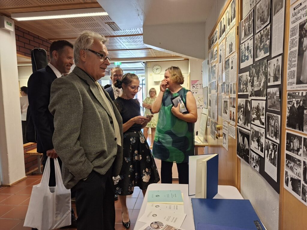 Miten maailma onkaan muuttunut! vuoden 1986 lehtileike nauratti Kirsti Joensuuta, Raila Lehtelää, Jouko Lehtelää, Vesa Kantolaa ja Aulis Hautamäkeä. Taustalla Anne Mäkelä.