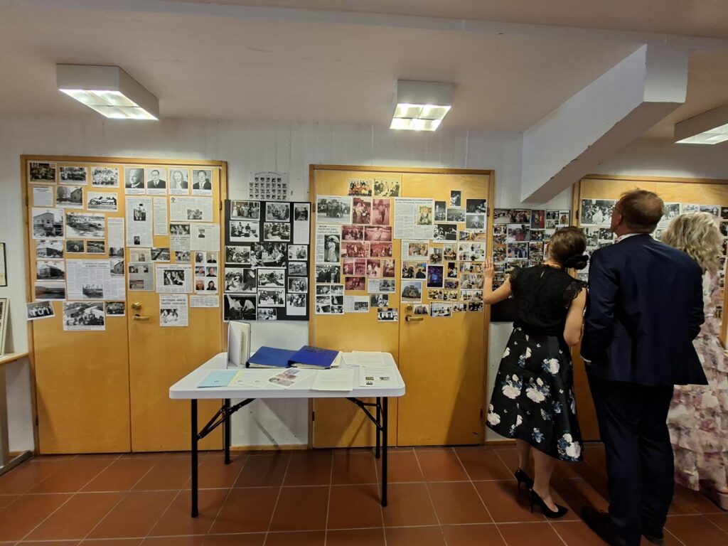 Valokuvanäyttely kertoo koulun historiasta kuvin ja lehtileikkein.