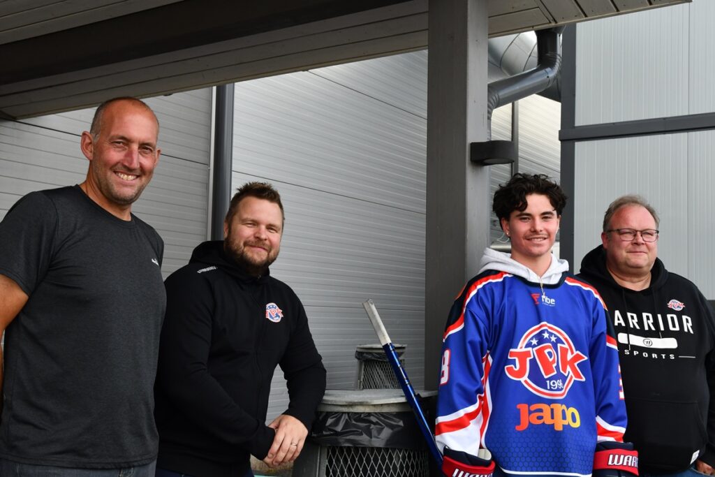 Duncan Burl (vas.), Jussi Virtanen, Liam Combe ja Petri Koskenmäki iloitsevat JIHA Akatemian tuomista mahdollisuuksista.