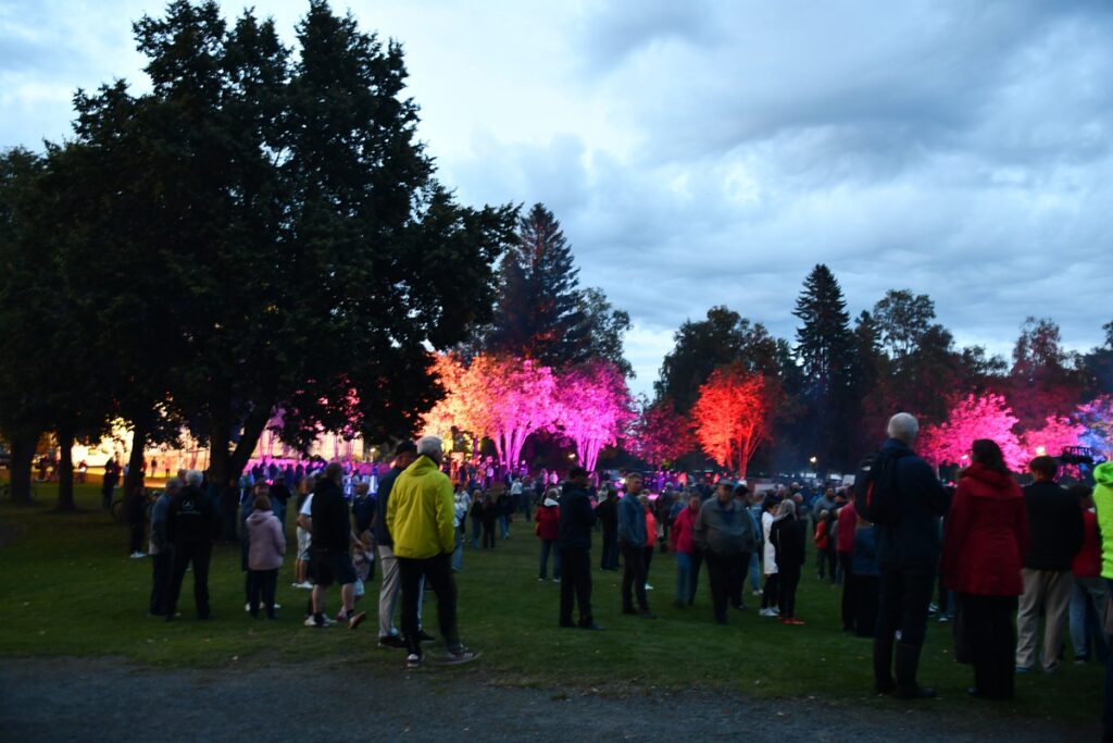 Valaistut puut toivat tunnelmaa elokuiseen iltaan. Väkeä oli liikkeellä mukavasti.