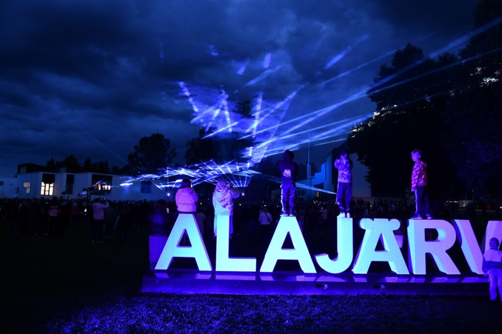 Värit valaisivat Aaltopuiston sekä sen rakennukset.