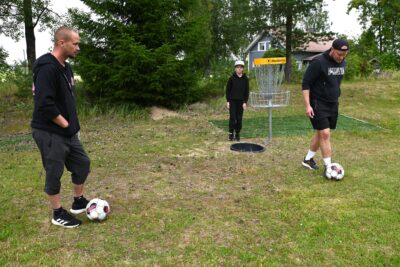 Ari Hakamaa (vas.), Oliver Pälli ja Aki Pälli tulivat viettämään Sääksjärven koulun kentälle aikaa futisgolfin ja frisbeegolfin parissa. –Pieni sadekuuro ei haittaa, tuumii Oliver.