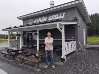 Jykän Grillin perustaja Jyrki Kalmu uudistetun grillin edessä Alajärvellä.