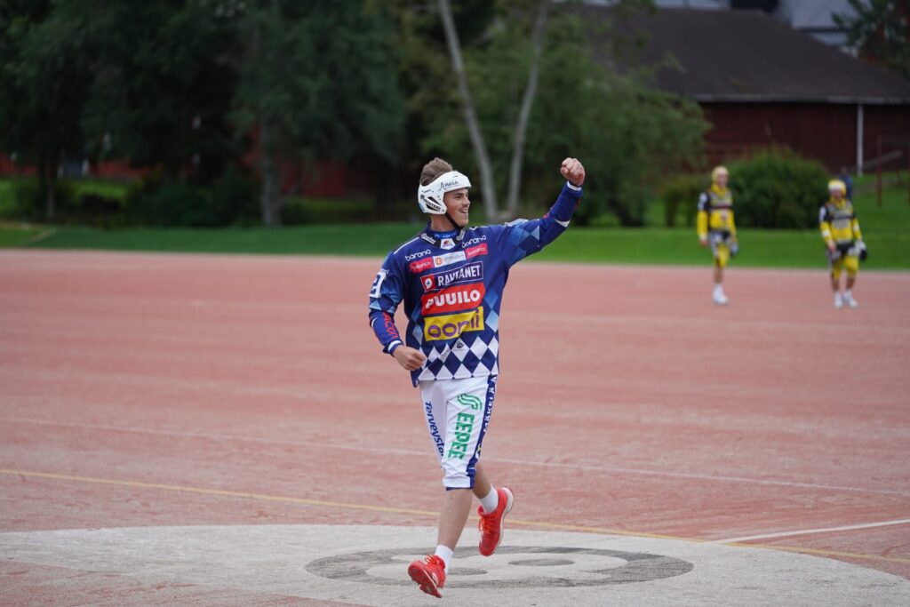 16-vuotias Topias Lönnmark tykitti kaksi kunnaria uransa ensimmäisessä Superpesisottelussa.