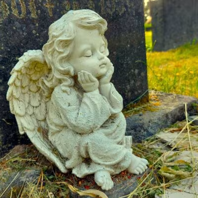 Tarvitsemme täällä kauttakulkumatkalla enkeleitä joka päivä turvaksemme, sillä enkelit suojelevat ja kantavat meitä vaikeuksien yli, kirjoittaa Ritva Lamminen viikon sanassa.