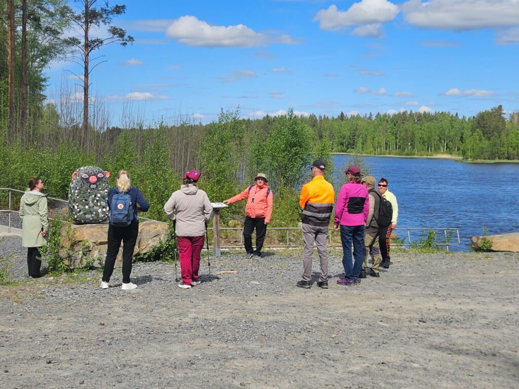 Kuvassa Lillukkametsän Aana opastamassa Lappajärven Kanavapuistossa. Hankkeen toimenpiteissä luotsataan paikallisoppaita Järviseudulle, Kauhavalle ja Lapualle. Haluaisitko sinä ryhtyä paikallisoppaaksi? Kuva: Saija Huhtala