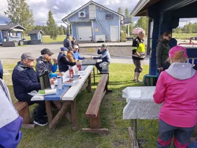KÄristemakkara ja mustikkapiirakkakahvit maistuivat kyläläisille.