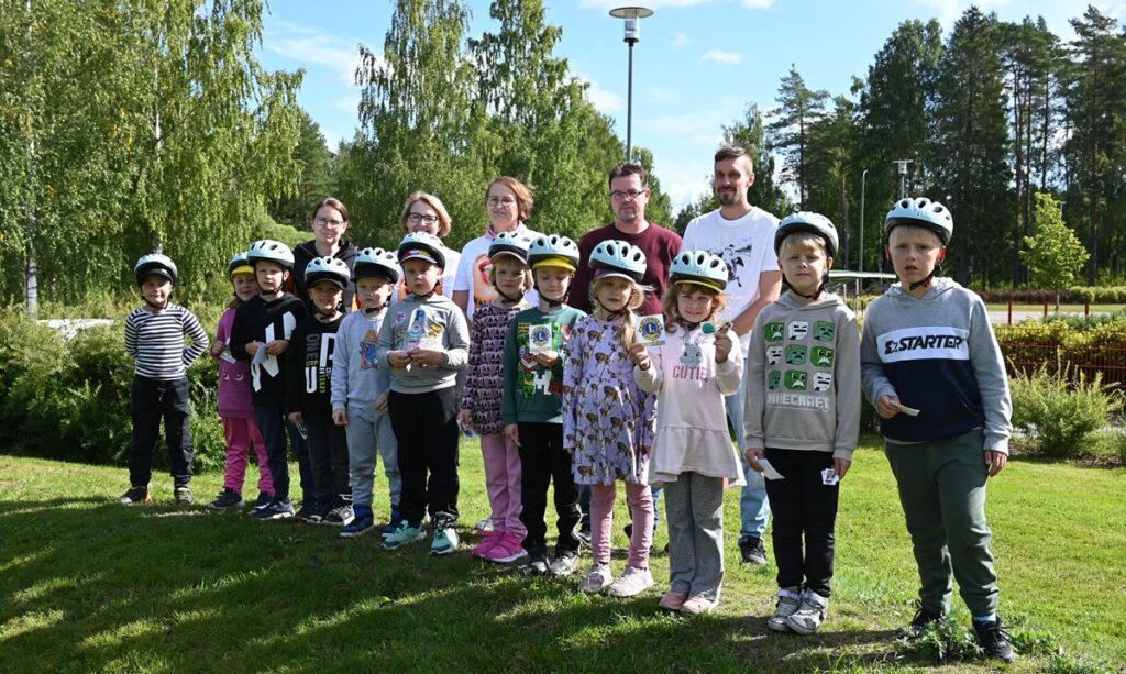 Lions Club Kortesjärven ja Avain Säästöpankki Kortesjärven viime torstainen vierailu oli odotettu tapahtuma. Ekaluokkalaiset lahjan saajat tietävät pyöräilykypärän tekevän koulumatkasta turvallisemman.