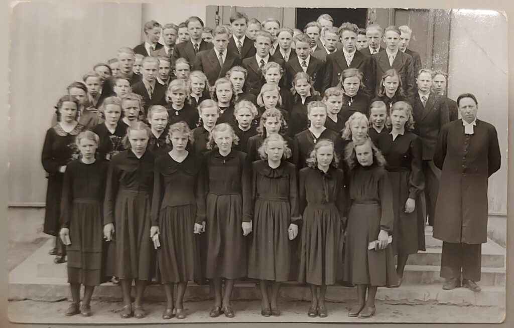 Rippikoulukuva Vimpelistä vuodelta 1951. Kuva Juha Tuohimaa