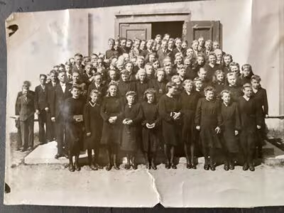 Rippikoulukuva vuodelta 1945, Kuva Riitta Autio.