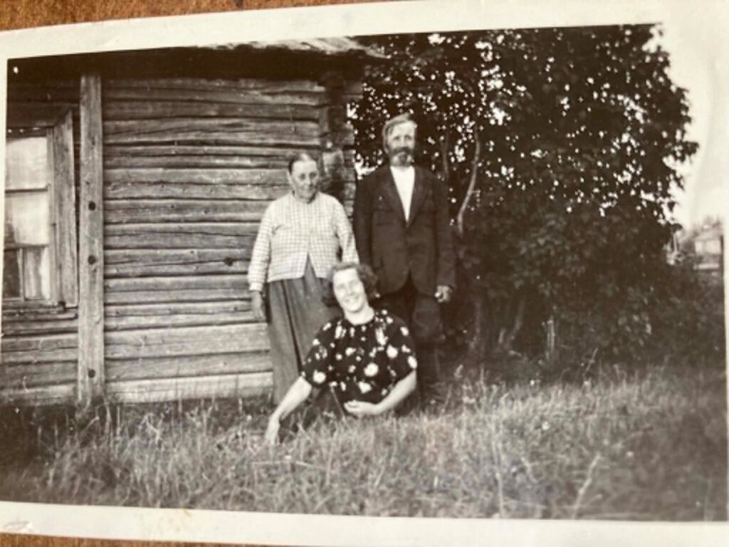Sylvi ja isovanhemmat Kilian ja Liisa vuonna 1936, hieman ennen Sylvin muuttoa Mikkeliin.