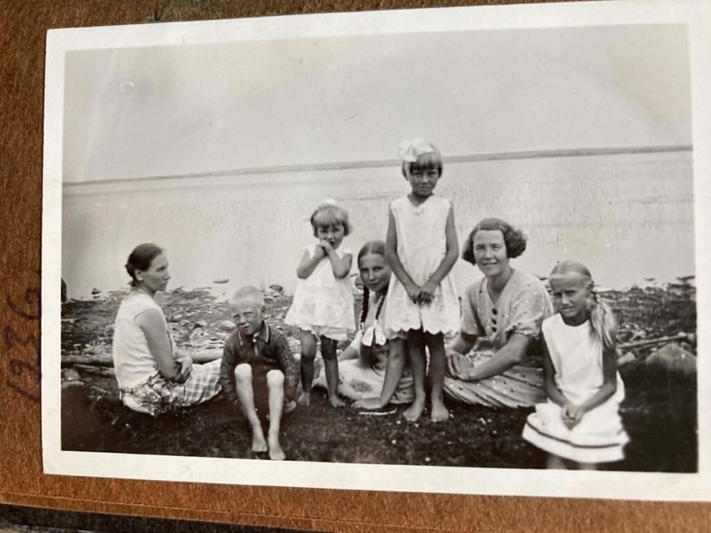 Sylvi (oikealla) lastenhoitajana vuonna