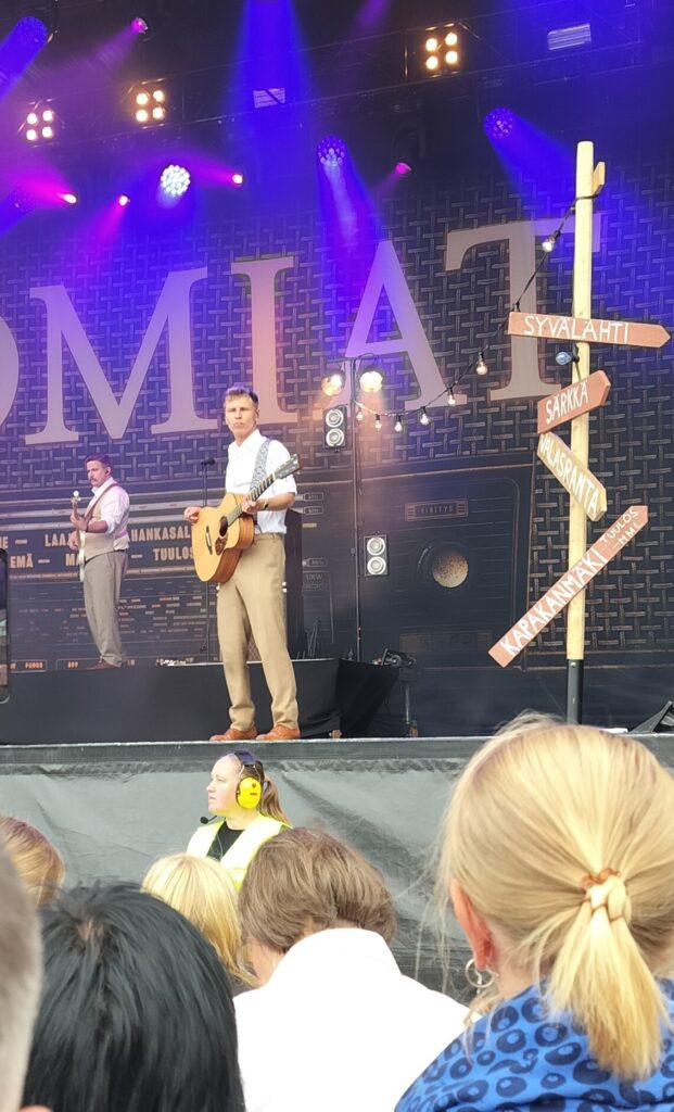 Komiat esiintyi Juhlavuoden Festivaaleilla Alajärven Saltex areenalla 29. elokuuta.