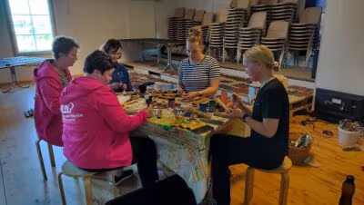 Lavastusten teko vaatii vapaaehtoisten panostusta. Kuvassa Johanna Rintala, Elina Autio, Päivi Kumpula, Neea Rintala ja Laura Jokinen. 