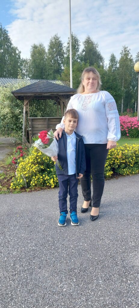 Eskari Sviatoslav äitinsä kanssa ensimmäisenä eskaripäivänä. Kuva: Viktor Polishchuk.