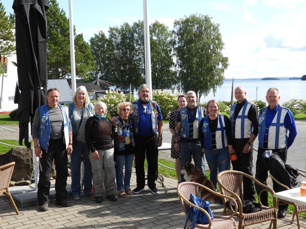 Poliisien moottoripyöräkerhon jäsenet kokoontuvat Järviseudulle. Joukko ensimmäisiä paikalle saapuneita kokoontui yhteiskuvaan, Marko Niemi on kuvassa neljäs oikealta.
