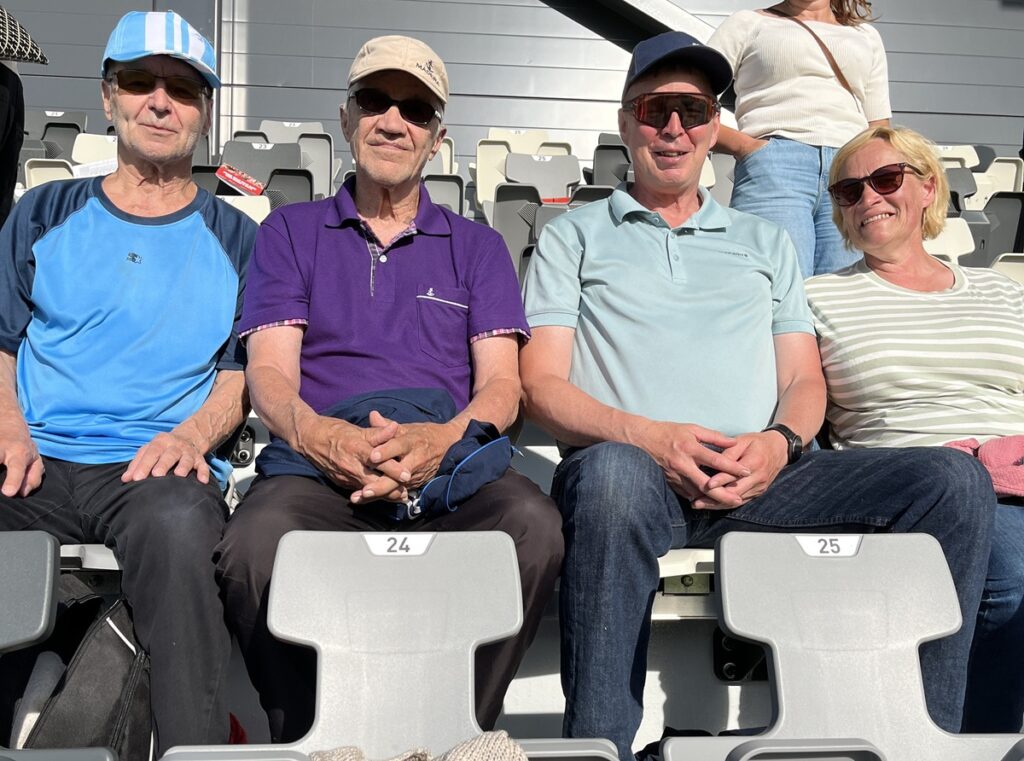 Ottelua katsomassa olivat Evijärveltä ainakin Leevi Norrena (vas.), Paavo Vieri, Reijo ja Helena Palohuhta.