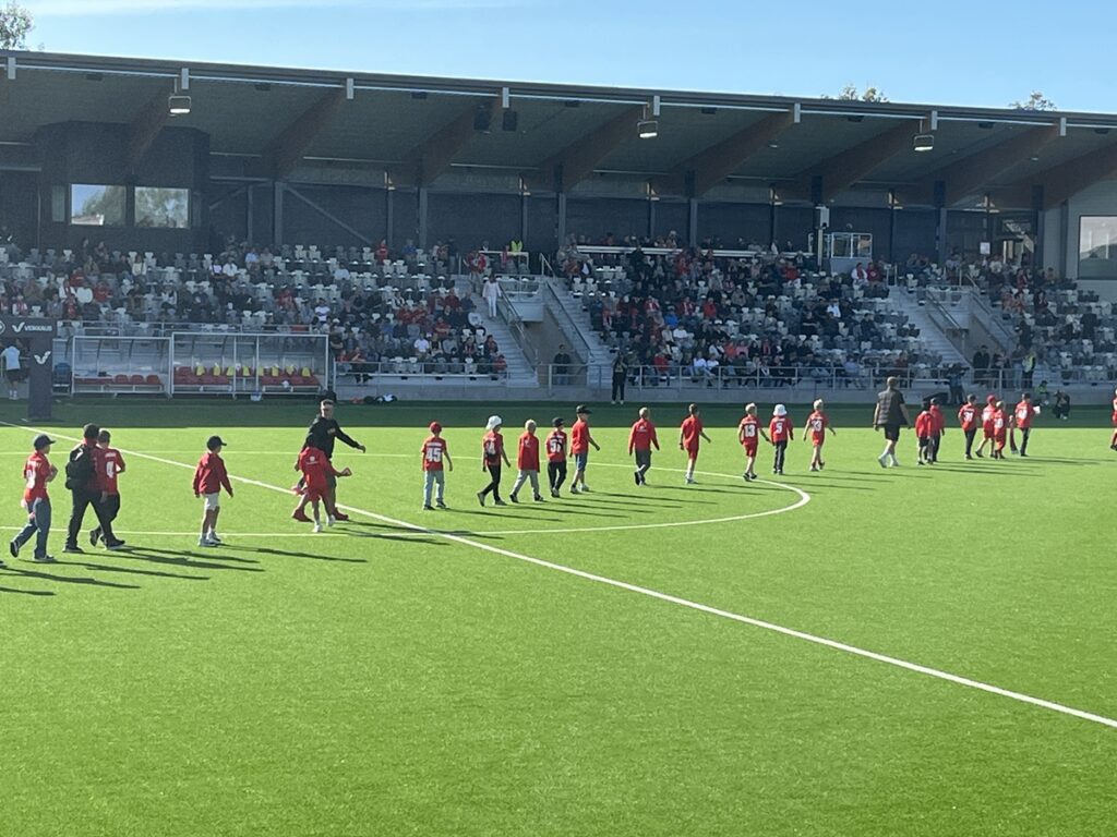 Ennen ottelun alkua seuran juniorit esittäytyvät kentällä.