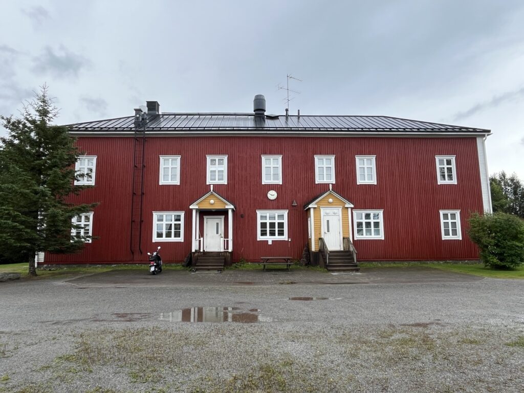 Särkikylän koulu on yksi Evijärven komeimmista rakennuksista ja näkyvä maamerkki kylän keskellä. Koulussa alkaa nyt sen viimeinen lukuvuosi.