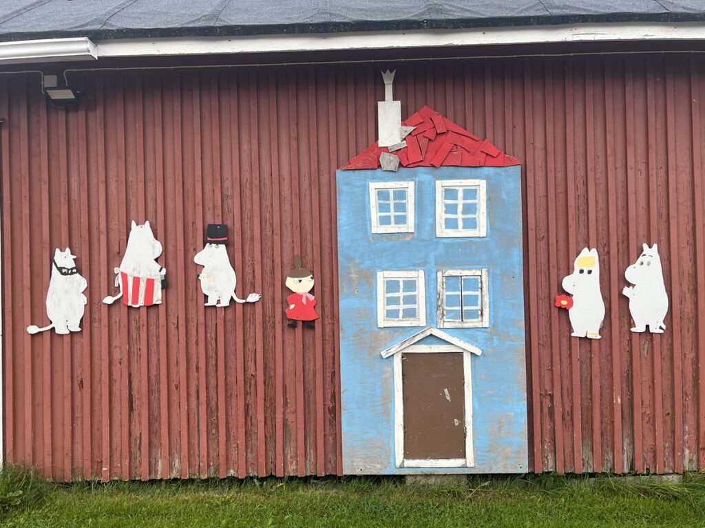 Muumit ovat seuranneet Särkikylän koulun elämää pihapiirissä. Ensi kevään jälkeen nekin jäävät muistuttamaan koulun historiasta.