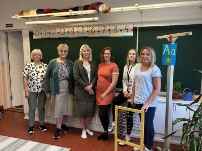 Särkikylän koulun henkilökunta aloittaa koulun viimeisen lukuvuoden haikein, mutta päättäväisin mielin. Vasemmalta Soile Söderling, Paula Kultanen, Virpi Mäkelä, Taru Myllylä, Päivi Björkbacka ja Susanne Saarinen. Keittäjä Oskar Vertanen puuttuu kuvasta.