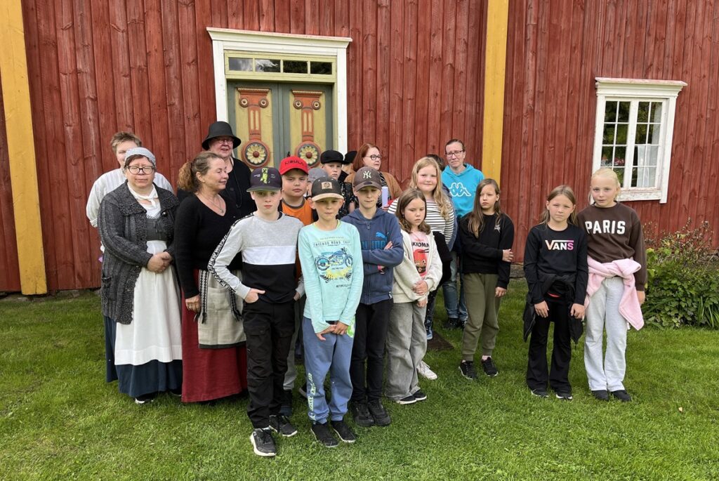 Kirkonkylän oppilasryhmä ja työpisteiden ohjaajat.