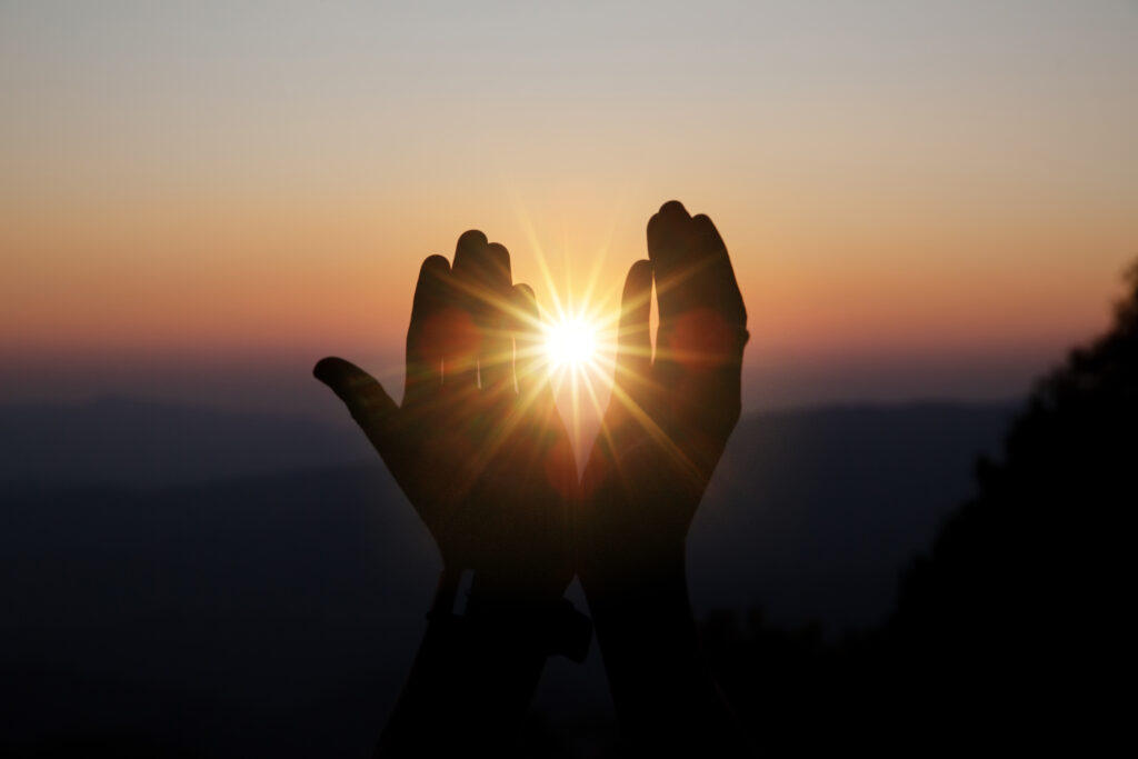Raamatun lukeminen ja tutkiminen on tarpeellista kaikille ihmisille, vaikka usko ei synny pelkästä lukemisesta, vaan Jumalan Pyhä Henki avaa vähitellen sanansa kautta tietä uskon syntymiseenprayer hands over sun shin