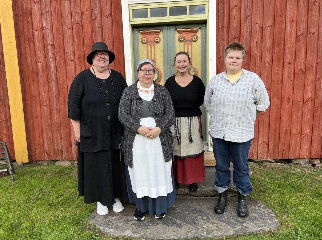 Väinötalon työpisteiden esittelijät vasemmalta lukien: Tuija Ahola, Niina Kujala, Hanna Honkaniemi ja Hilma Latukka.