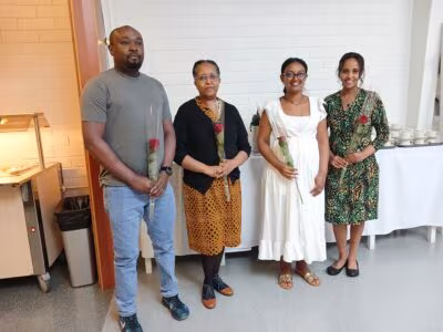 Alajärvellä asuvat Bonventure Musungu (vas.), Lourdes Mendes, Azmera Gared ja Mahlet Assefa juhlivat valmistumistaan kiitollisin mielin. He ovat kaikki työskennelleet koulutuksen ajan Attendo Villa Koivulassa Alajärvellä.