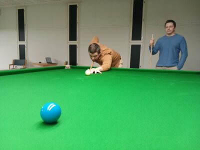 Avajaispäivänä 10. lokakuuta on kaikille mahdollisuus päästä kokeilemaan omaa lyöntitarkkuuttaan ja voittaa itselleen vuoden Snooker Akatemian jäsenyys, kertovat Jari Herrala (vas.) ja Kimmo Mäenpää.