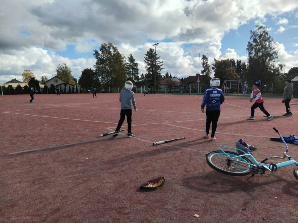 Vimpelin mestaruuden innoittamina nuoret kokoontuivat Tuohiperän kentälle pelaamaan höntsäpesistä sunnuntaina.