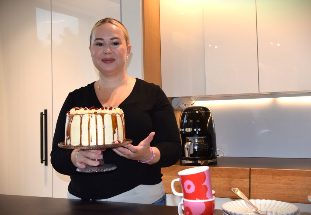 Noora Berg-Saarela valmistaa Unelmaleivonnaiset-yrityksensä kautta kakkuja ja leivonnaisia asiakkaan toiveiden mukaisesti.