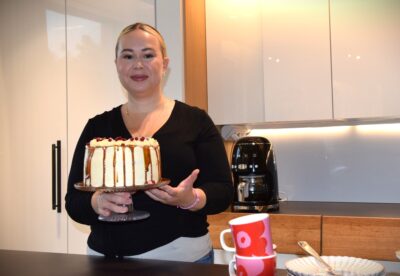 Noora Berg-Saarela valmistaa Unelmaleivonnaiset-yrityksensä kautta kakkuja ja leivonnaisia asiakkaan toiveiden mukaisesti.
