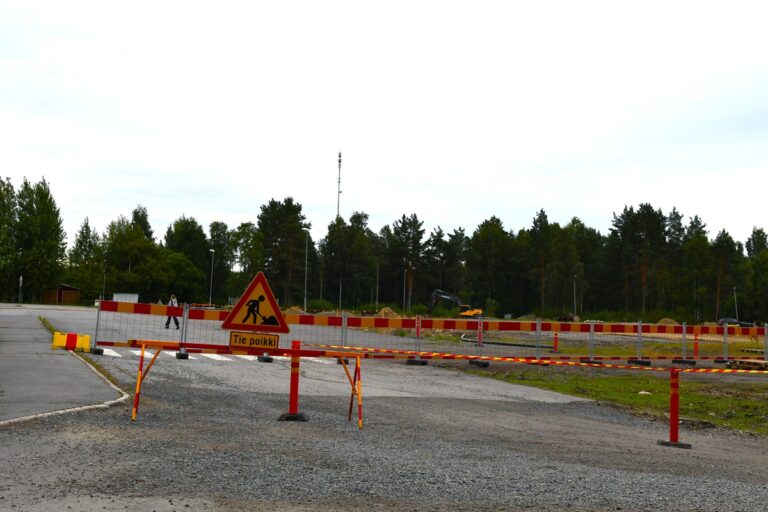 Alajärven kaupunginvaltuusto myönsi koulukeskuksen saneeraukseen 40 000 pysäköintialueiden ja liikennejärjestelyiden sekä niiden sähköistyksen toteuttamiseen ja 160 000 euroa koulukeskuksen paloilmoitin- ja kuulutusjärjestelmän hankintaan ja toteuttamiseen.