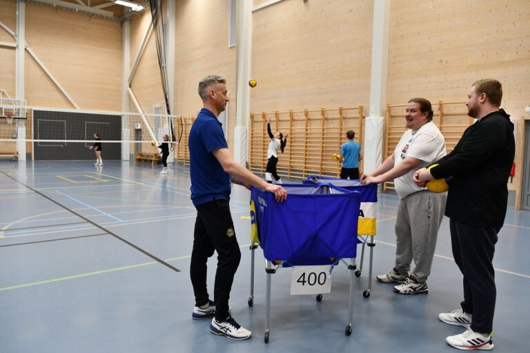 Janne Turja (vas.), Kari Mattila ja Niko Pitkänen vievät Ankkureiden kakkossarjajoukkueen alkavalle lentopallokaudelle luottavaisin mielin.
