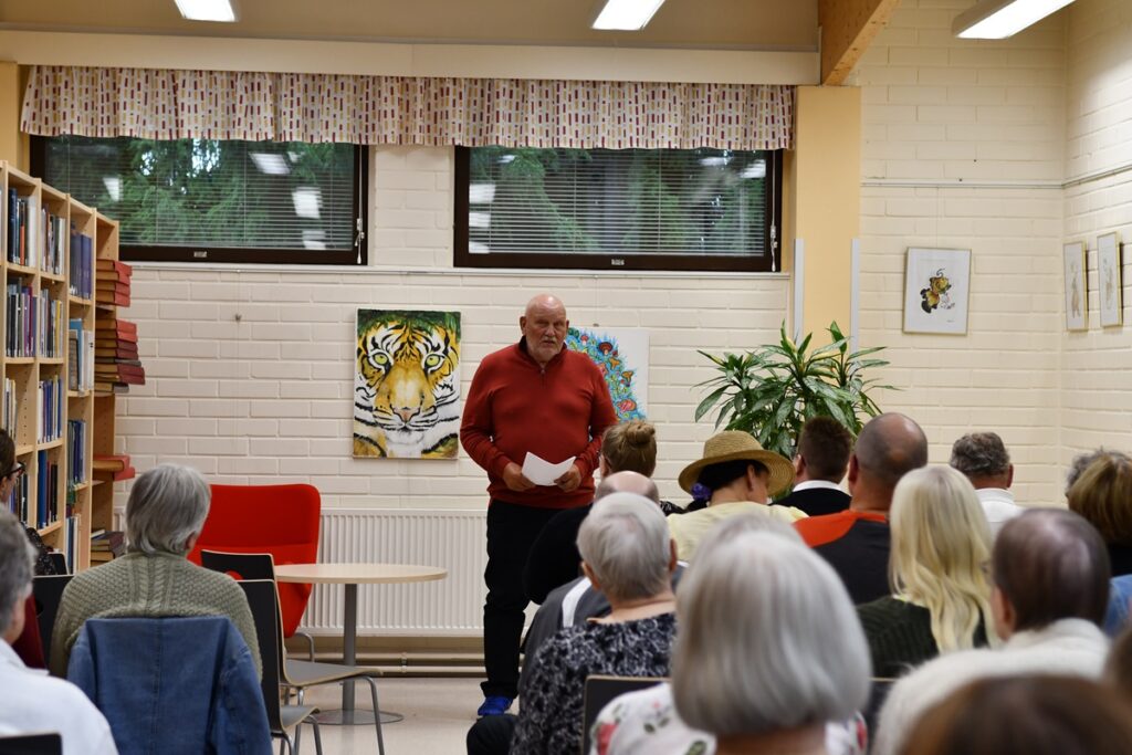Tuomo Savola lausui Auringon noustessa pilvimereen ja Suomalainen syyslaulu.