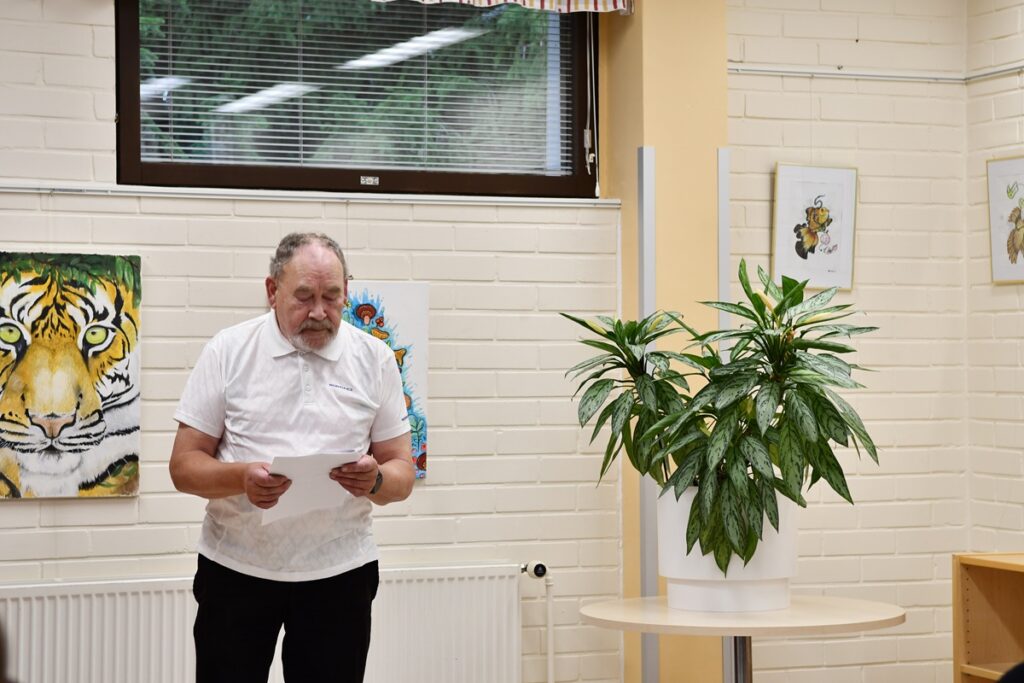 Urpo Purola luki runot E=MC2, Tiet, joilta ei ole palkuuta, Haluan nähdä sen minkä näen, laituri sekä Varjojen suura.