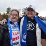 Auli Sillah (vas.) ja Kirsi Mäkinen nauttivat Saarikentän tunnelmasta ja kannustivat Vetoa voittoon.
