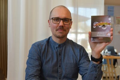 Lasse Pesun toisessa hartauskirjassa ollaan ristinmuotoisen rakkauden ja armon teeman äärellä.