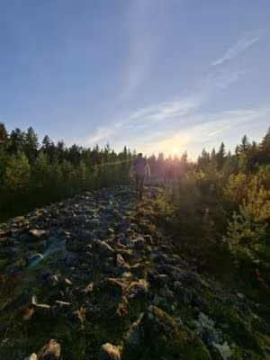 Kastellin jätinkirkko on kuuluisin ja pinta-alaltaan suurin jätinkirkko Suomessa. Se on ajoitettu kivikauden loppupuolelle noin 2 500 eaa.
